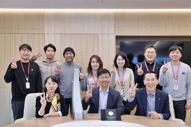 이창엽 <span id='_stock_code_280360' data-stockcode='280360'>롯데웰푸드</span> 대표이사(사진 가운데)와 글로벌 영업부문 임직원들이 기념사진 촬영을 하고 있다. 사진=롯데웰푸드