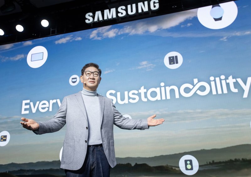 세계 최대 전자&middot;정보기술(IT) 박람회 CES 2023 개막을 하루 앞둔 4일(현지시간) 미국 라스베이거스 만달레이베이 호텔에서 열린 삼성 프레스 컨퍼런스에서 <span id='_stock_code_005930' data-stockcode='005930'>삼성전자</span> DX부문장 한종희 부회장이 오프닝 스피치를 하고 있다.삼성전자 제공