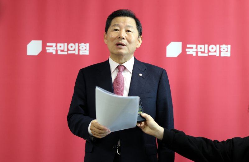 이철규 국민의힘 인재영입위원장이 13일 오전 서울 여의도 국회에서 위원회 인재영입 관련 브리핑을 하고 있다. 사진=뉴시스