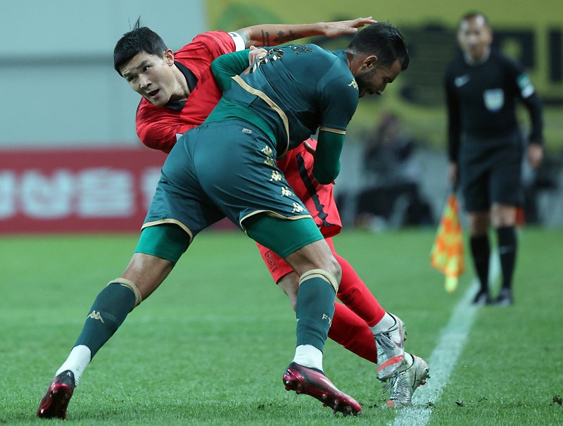 축구대표팀 김민재가 13일 오후 마포구 성산동 서울월드컵경기장에서 열린 하나은행 초청 축구 국가대표팀 평가전 대한민국과 튀니지의 경기에서 튀니지 몬타사르 탈비와 치열한 승부를 펼치고 있다. 2023.10.13/뉴스1 ⓒ News1 박정호 기자 /사진=뉴스1