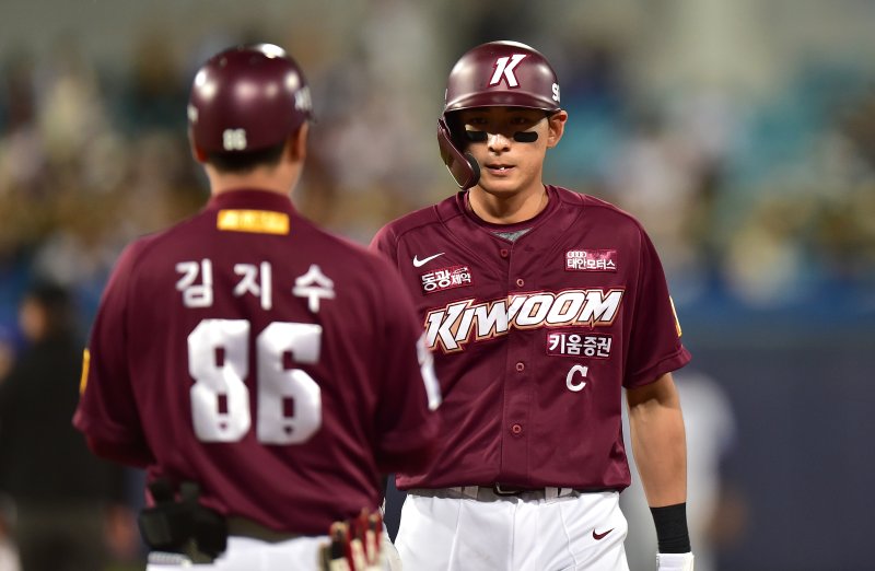 [대구=뉴시스] 이무열 기자 = 2일 오후 대구 삼성라이온즈파크에서 열린 프로야구 신한은행 SOL 2023 KBO리그 키움 히어로즈와 삼성 라이온즈의 경기, 8회초 1사 1루 상황에서 키움 이정후가 안타를 때린 뒤 베이스를 밟고 있다. 2023.05.02. lmy@newsis.com /사진=뉴시스