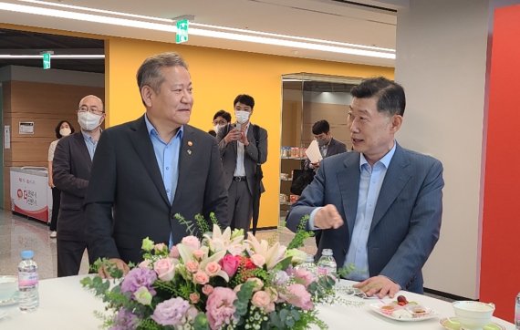 지난해 6월 전북 익산 ㈜하림을 방문한 이상민 행정안전부 장관이 김홍국 회장(오른쪽)과 대화를 나누고 있다. 뉴시스