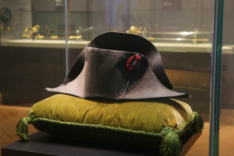 김홍국 하림그룹 회장이 수집한 나폴레옹 이각모.  나폴레옹이 생전에 착용했던 모자는 전세계 19개가 남아 있으며 2개만 민간인이 소장하고 있다. 이중 하나가 김 회장의 소유다. 뉴시스