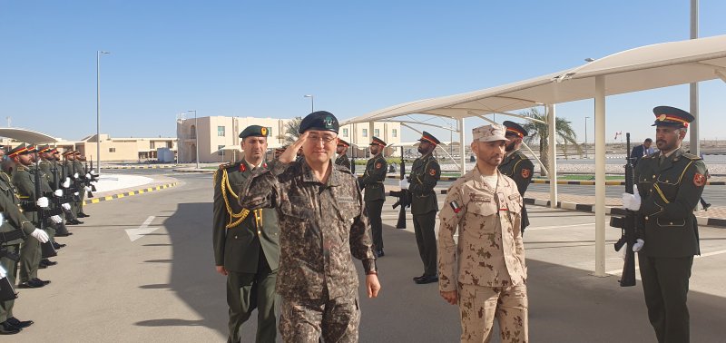 UAE 지상군사령부를 방문한 박안수 육군참모총장이 사이드 라쉬드 알 셰히 지상군사령관(소장)과 함께 의장대를 사열하고 있다. 사진&#x3D;육군 제공