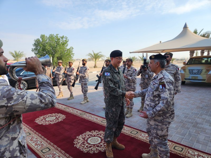 카타르 지상군사령관과 악수하는 박안수 육군참모총장 (서울&#x3D;연합뉴스) 박안수 육군참모총장이 지난 16일부터 22일까지 아랍에미리트(UAE)와 카타르를 공식 방문해 군사 외교활동을 펼쳤다고 육군이 22일 밝혔다. 사진은 사이드 후세인 알 카야린 카타르 지상군사령관(소장)과 악수하는 박안수 육군참모총장. 사진&#x3D;육군 제공