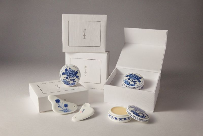 <span id='_stock_code_192820' data-stockcode='192820'>코스맥스</span>가 한국전통문화대학교, 국립고궁박물관과 민관학협력을 통해 현대적으로 재해석해 선보인 화협옹주 미안자기(좌측 하단) 및 미안고(우측 하단) 화장품.