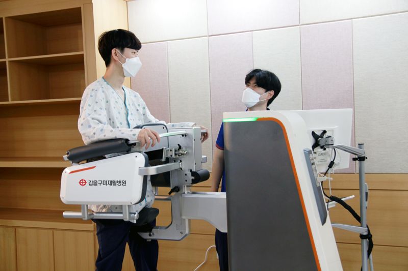갑을구미재활병원의 재활치료센터에서 환자가 발판기반형 보행로봇재활시스템 모닝워크로 보행훈련을 하고 있다. 병원 제공 