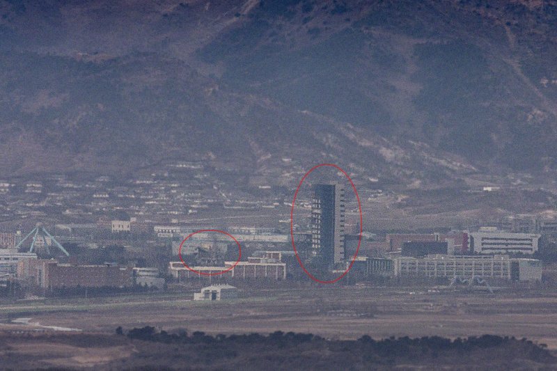 고요한 개성공단 (파주&#x3D;연합뉴스) 임병식 기자 &#x3D; 18일 경기도 파주시 접경지역에서 바라본 개성공단에서 2020년 6월 북측의 남북공동연락사무소 폭파 시 충격으로 훼손된 개성공단지원센터(오른쪽 붉은 원)와 연락사무소(왼쪽 붉은 원) 일대가 고요하다. 통일부에 따르면 북한이 무단 가동하는 개성공단 내 기업 기설이 30여개 달하며, 지난달 말부터 폭파 후 방치했던 연락사무소 잔해 철거 작업을 진행하는 것으로 알려졌다. 2023.12.18 andphotodo@yna.co.kr (끝)