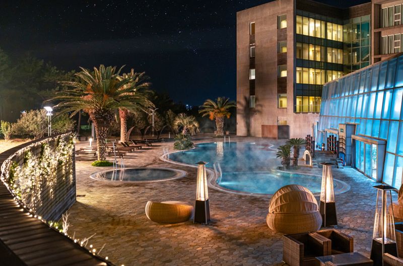 휘닉스 아일랜드 제주 사계절 온수풀 전경. 휘닉스 호텔&amp;리조트 제공