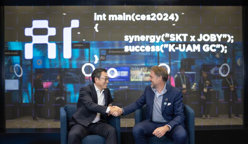 유영상 SKT 사장(왼쪽), 조벤 비버트 조비 에비에이션 CEO가 미국 라스베이거스에서 열린 CES 2024에 마련된 ‘SK ICT 패밀리 데모룸’에서 기념 촬영을 하고 있다. SKT 제공
