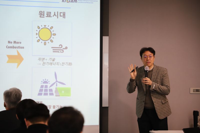 한국지질자원연구원 정경우 자원활용연구본부장이 11일 저탄소 자원활용기술의 필요성에 대해 설명하고 있다. 과학기자협회 제공