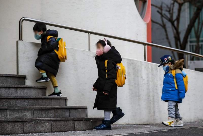 어린이들이 서울 한 어린이집으로 등원하고 있는 모습. 뉴시스