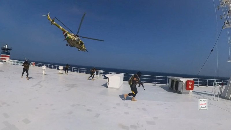 지난해 11월 20일 홍해에서 후티 반군 병사들이 헬리콥터를 이용해 자동차 운반선 &#39;갤럭시 리더&#39;호를 납치하는 모습.로이터뉴스1