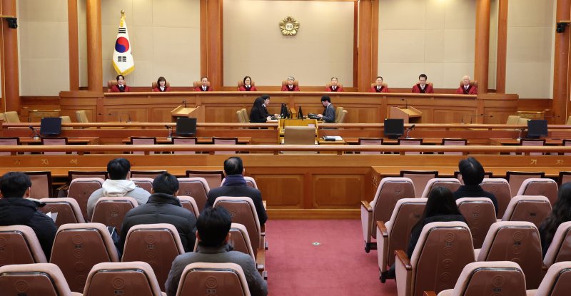 이종석 헌법재판소장를 비롯한 헌법재판관들이 25일 오후 서울 종로구 헌법재판소 대심판정에서 1월 사건 선고를 앞두고 자리에 앉아 있다. 사진&#x3D;뉴스1