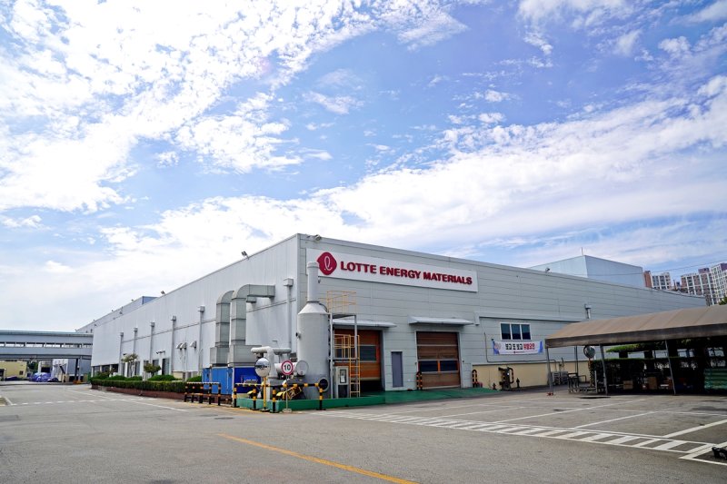 <span id='_stock_code_020150' data-stockcode='020150'>롯데에너지머티리얼즈</span> 익산공장 전경. 롯데에너지머티리얼즈 제공