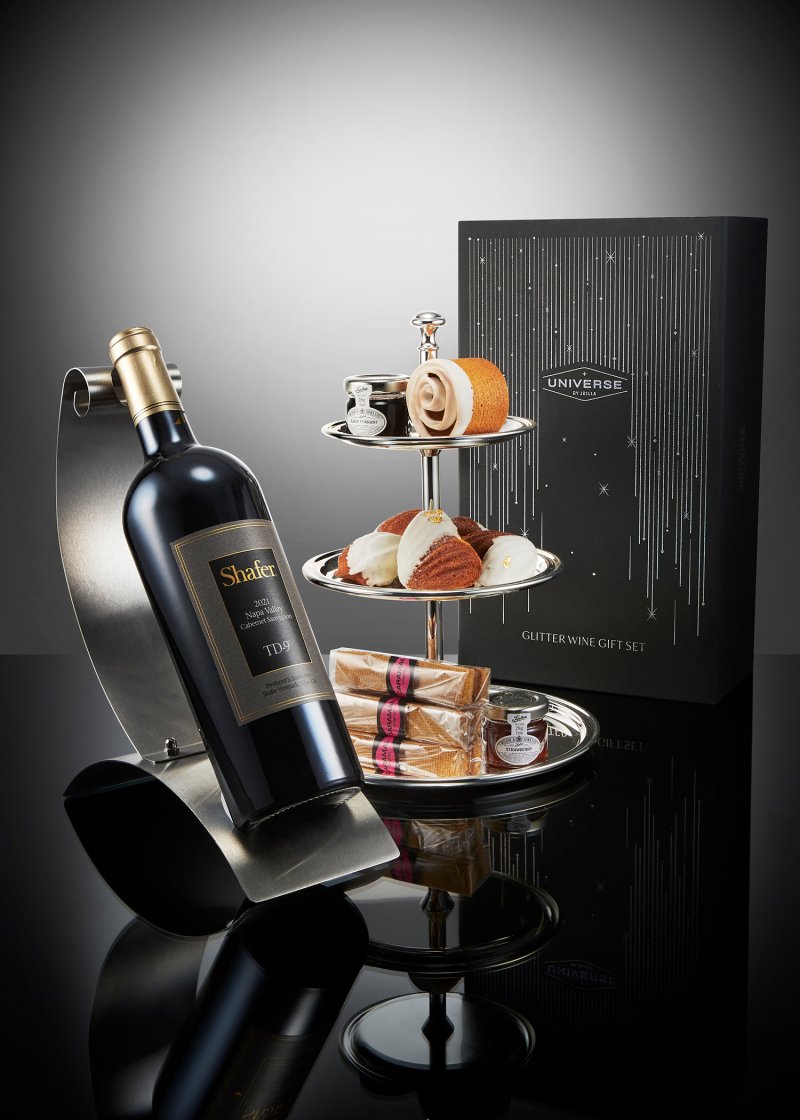 유니버스 바이 제이릴라의 ‘글리터 와인 기프트 세트’ /사진=<span id='_stock_code_031440' data-stockcode='031440'>신세계푸드</span>