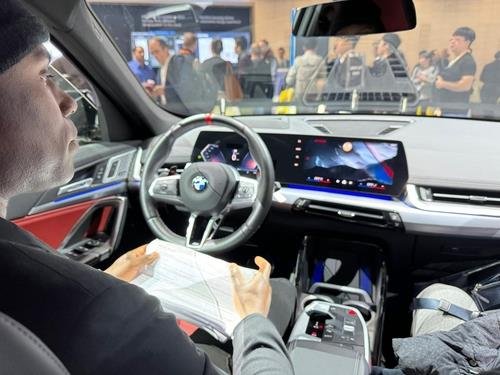 지난달 10일(현지시간) CES 2024가 열리고 있는 미국 라스베이거스 컨벤션센터 웨스트홀에 있는 아마존 부스 BMW 차량에서 AI 비서를 시연하는 모습. 연합뉴스 