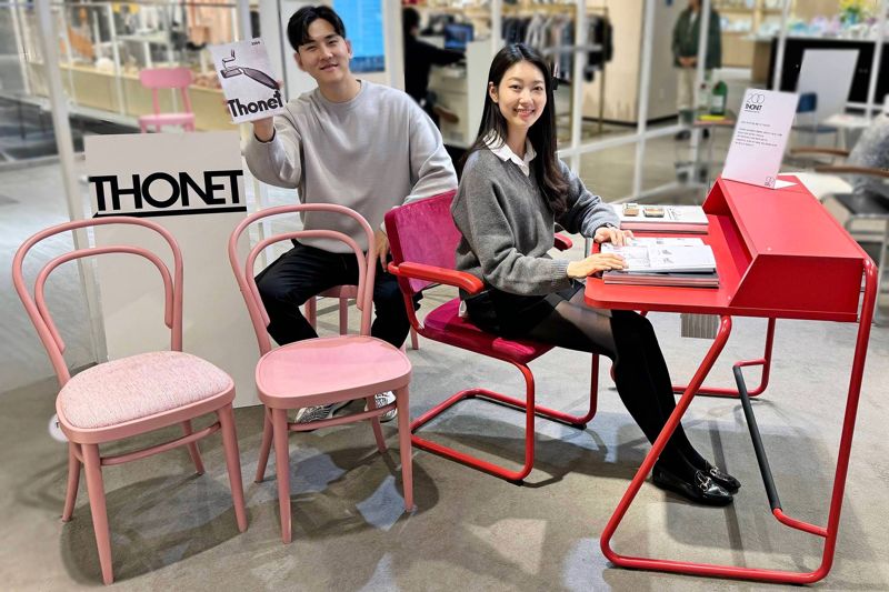 12일 서울 갤러리아명품관에서 모델들이 독일 가구 브랜드 ‘토넷’ 제품들을 소개하고 있다. 갤러리아 백화점 제공.