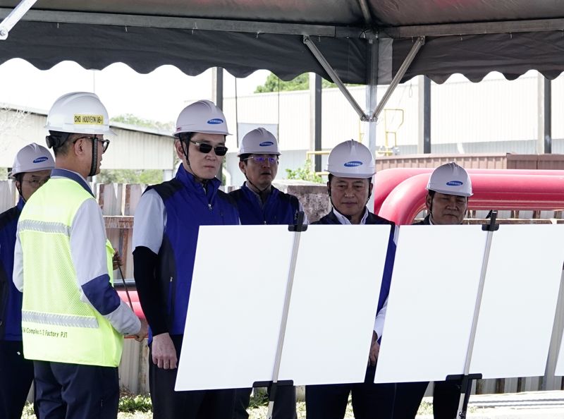 이재용 삼성전자 회장(앞줄 왼쪽 두번째)이 지난 9일 말레이시아 스름반 삼성SDI 생산법인 2공장 건설 현황을 보고받고 있다. 삼성전자 제공