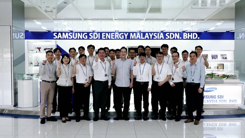 이재용 삼성전자 회장(앞줄 왼쪽 다섯번째)이 지난 9일 말레이시아 스름반 삼성SDI 생산법인에서 현지 근무자들과 기념 촬영을 하고 있다. 삼성전자 제공