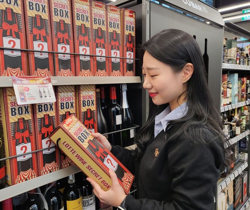 편의점 CU가 이달 업계 최초로 와인을 랜덤으로 넣은 시크릿 박스를 선보인다. <span id='_stock_code_282330' data-stockcode='282330'>BGF리테일</span> 제공