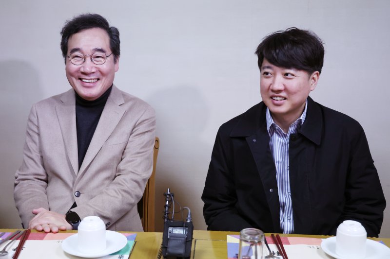 이낙연(왼쪽)·이준석 개혁신당 공동대표가 11일 오후 서울 종로구의 한 식당에서 열린 &#39;제1차 개혁신당 임시 지도부 회의&#39;에서 만나 환하게 웃고 있다. 뉴스1