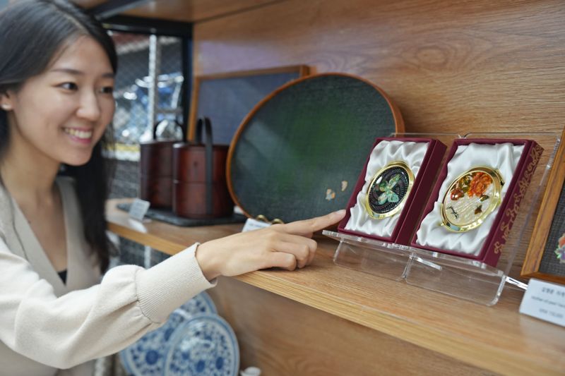 롯데마트가 오는 29일까지 제타플렉스 서울역점의 한국문화상품관 '보물'(BOMUL) 매장에서 김영준 작가의 나전칠기 작품을 전시한다. 고객이 나전칠기 작품을 보고 있다. 롯데마트 제공