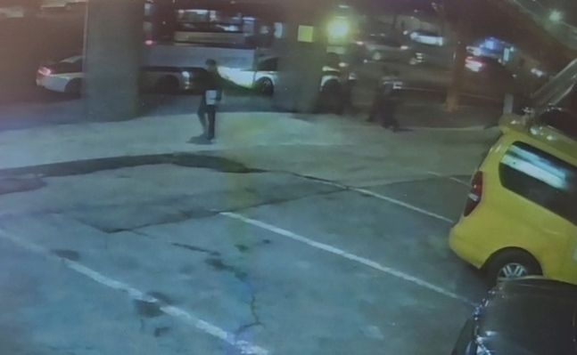 육교 아래에서 하반신을 노출한 <span id='_stock_code_004270' data-stockcode='004270'>남성</span>이 경찰에 검거되는 모습. 사진=MBN