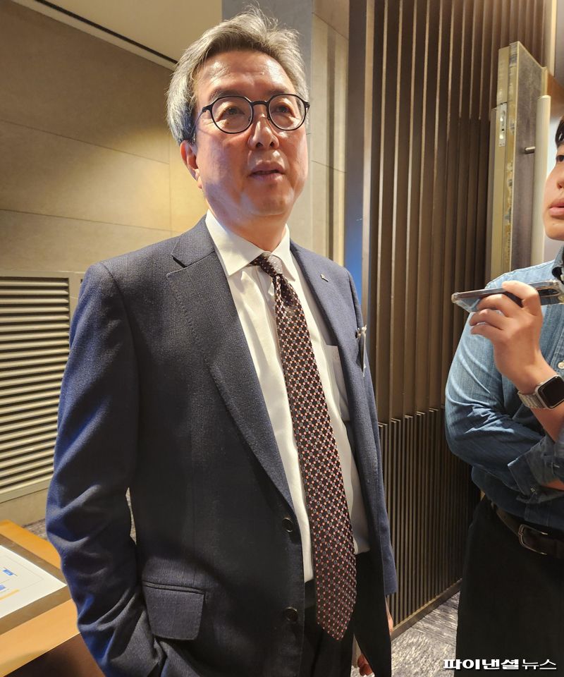 김준형 <span id='_stock_code_003670' data-stockcode='003670'>포스코퓨처엠</span> 대표가 15일 서울 서초 JW메리어트 서울에서 열린 한국배터리산업협회 정기이사회에서 기자들의 질문에 답하고 있다. 공동취재단