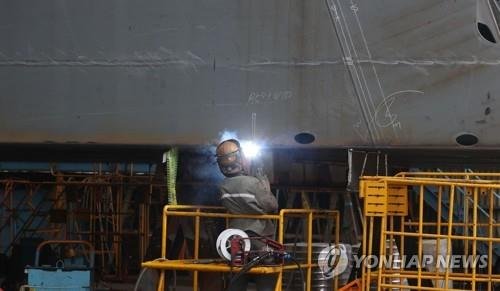 국내 한 조선소에서 용접이 진행되고 있다. 연합뉴스