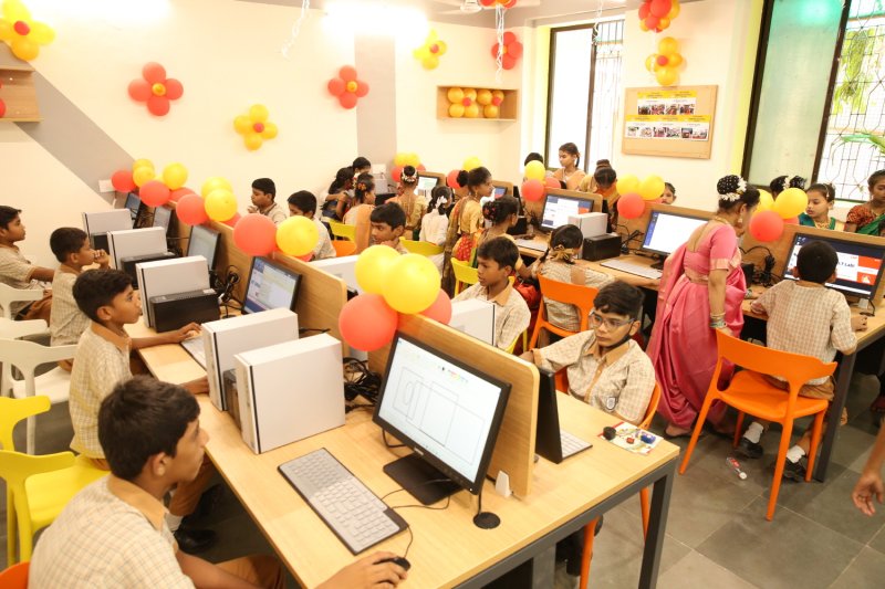 세라젬이 인도 뭄바이 공립학교에 조성한 10호 드림스쿨에서 학생들이 공부하고 있다. 세라젬 제공