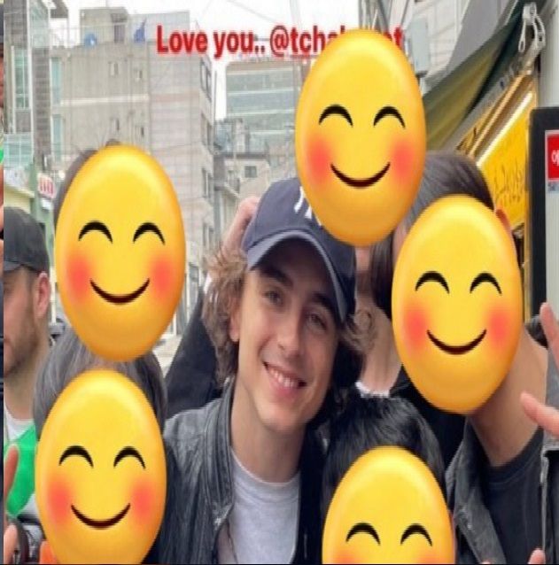 팬들과 함께 사진을 찍은 티모시 샬라메. 한팬이 SNS에 올렸다.