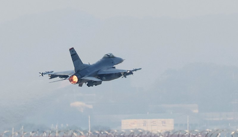 한미 연합공중훈련 &#39;비질런트 디펜스&#39;(Vigilant Defence)가 시작된 2023년 10월 30일 경기도 평택시 주한미공군 오산기지에서 F-16 전투기가 이륙하고 있다. 사진&#x3D;연합뉴스