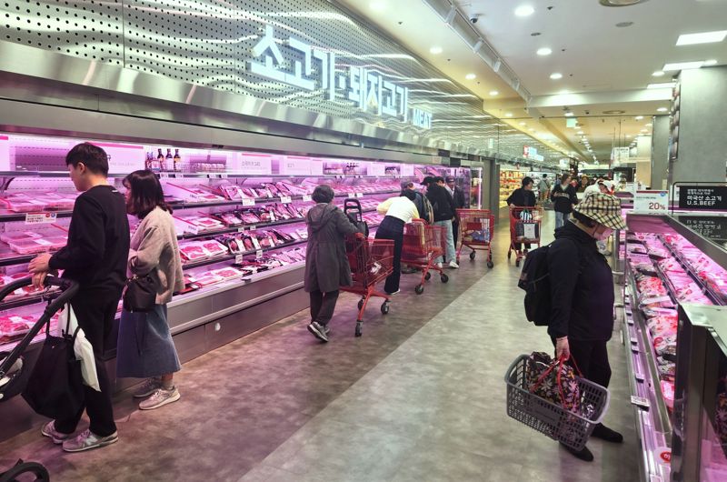 롯데마트와 슈퍼가 3월 3일 삼겹살데이를 맞아 오는 29일부터 다음 달 3일까지 반값 삼겹살을 선보인다. 사진은 롯데마트 제타플렉스 서울역점 축산 매장. 롯데마트 제공