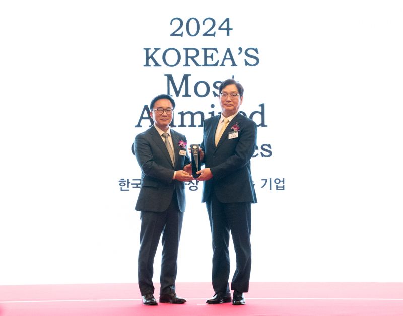 서정규 에쓰오일 국내영업본부장(오른쪽)이 27일 열린 ‘2024 한국에서 가장 존경받는 기업’ 시상식에서 한수의 한국능률협회컨설팅(KMAC) 대표와 기념 촬영하고 있다. 에쓰오일 제공