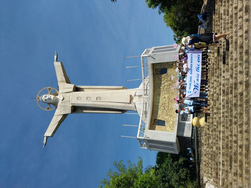 붕따우 거대 예수상 앞에서 현지 &#39;우리은행&#39; 직원들이 기념 촬영을 하고 있었다. 