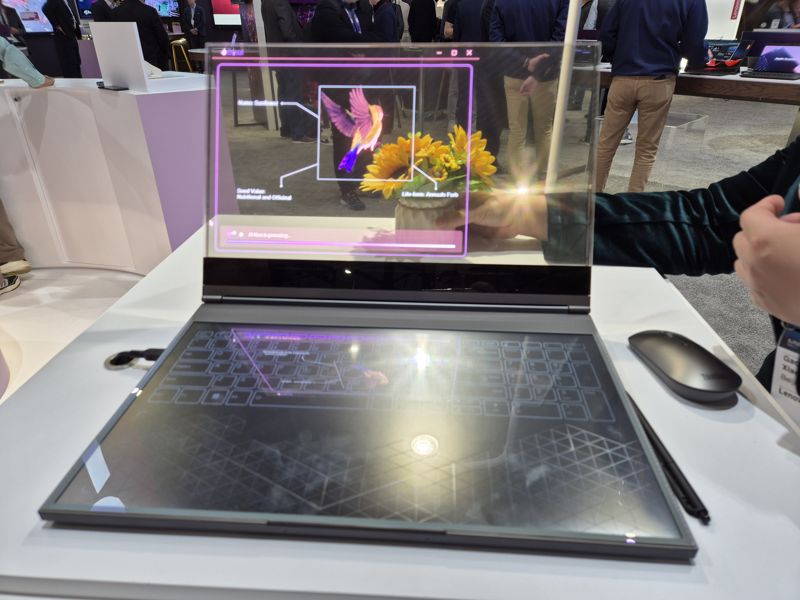 레노버의 투명 디스플레이 노트북 콘셉트. 사진&#x3D;구자윤 기자