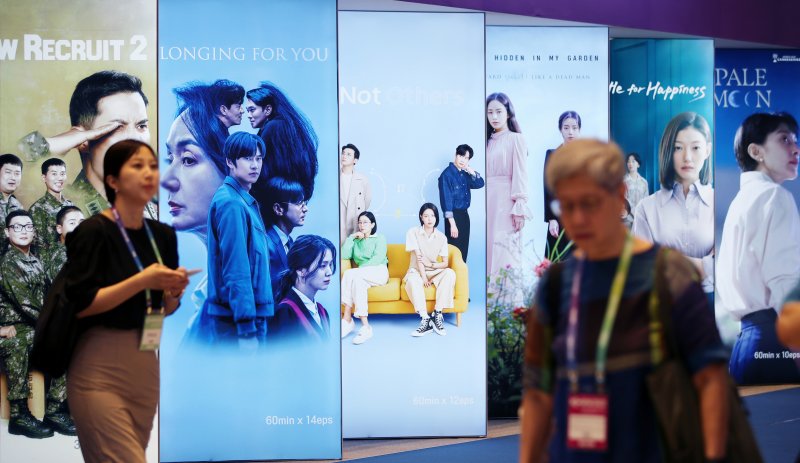 지난해 서울 강남구 코엑스에서 열린 국제방송영상마켓(BCWW) 2023에서 관람객들이 부스를 둘러보고 있다. 사진&#x3D;뉴시스