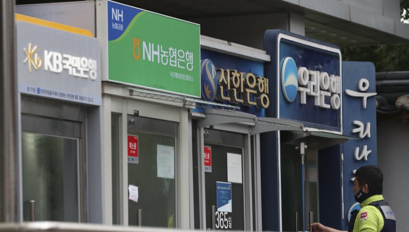 서울 용산구에서 한 시민이 은행 ATM를 이용하고 있다. 뉴시스