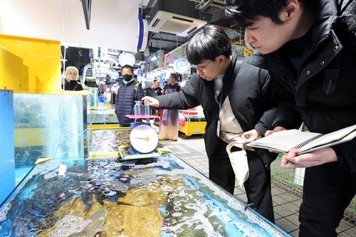 천시 남동구청 관계자들이 소래포구 시장을 점검하고 있다. 사진 제공&#x3D;인천시 남동구청