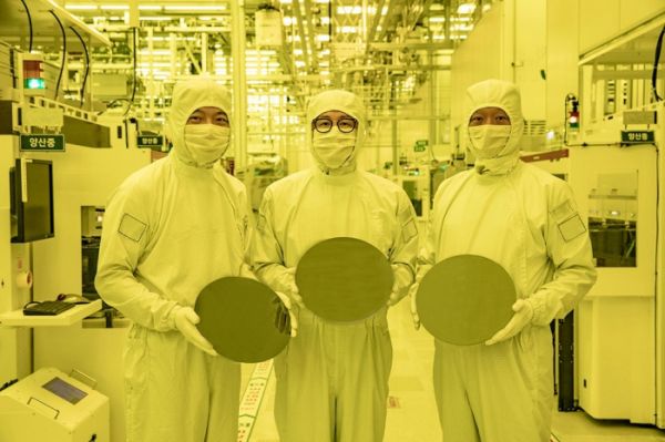 삼성전자 파운드리사업부 관게자들이 화성캠퍼스 3나노 양산라인에서 3나노 웨이퍼를 보여주고 있다. (출처&#x3D;삼성전자)