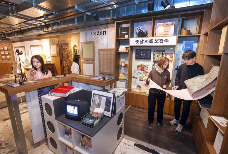 서울 용산구 이태원동에서 열리고 있는 LX하우시스의 체험형 팝업 디자인 전시행사 ‘트렌드십’ 행사장에서 방문객들이 LX하우시스 제품들을 살펴보고 있다. LX하우시스 제공
