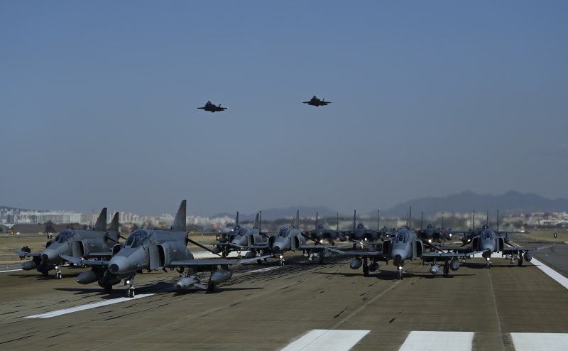 8일 경기 수원시 공군 수원기지에서 2024 자유의 방패(FS) 연습과 연계해 F-4E 팬텀(Phantom)을 필두로 30여 대의 공군 전투기들이 엘리펀트 워크(Elephant Walk)&#39; 훈련을 진행, F-35A 스텔스 전투기 2대가 대형 위를 저공비행(Low Pass) 하고 있다. 사진&#x3D;공군 제공