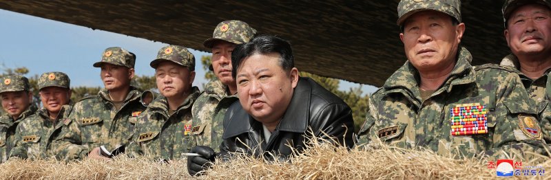 ‘반통일’ 선언한 김정은 연일 軍부대 시찰… 전쟁 준
