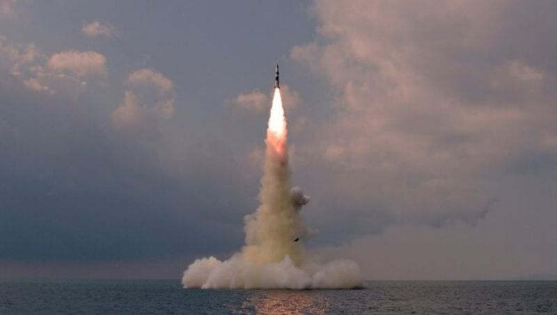 북한은 2021년 10월 수중에서 탄도미사일 시험 발사를 했다. 국가정보원은 이때 사용한 ‘콜드런처’ 기술이 실은 우리나라 대우조선해양에서 해킹으로 탈취한 기술이라고  분석했다. 사진&#x3D;조선중앙통신 캡처