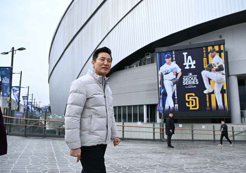 오세훈 서울시장이 오는 20~21일 열리는 ‘2024 MLB 월드투어 서울 시리즈’를 앞두고 12일 고척스카이돔을 찾아 준비상황을 점검하고 있다. 서울시 제공