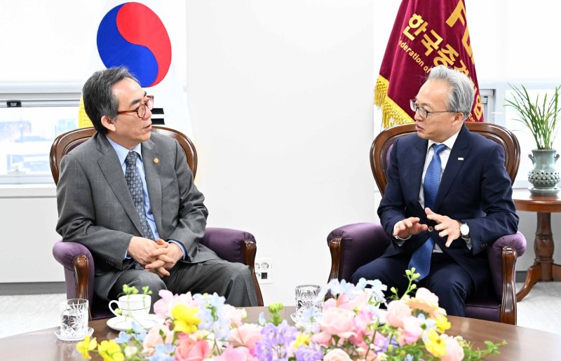 조태열 외교부 장관이 12일 서울 마포구 한국중견기업연합회에서 최진식 회장과 면담하고 있다. 사진=외교부