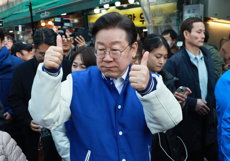 이재명 더불어민주당 대표가 4·10 총선을 앞두고 13일 오후 서울 용산구 용문시장을 방문해 시민들에게 인사를 하고 있다. 사진&#x3D;뉴시스화상
