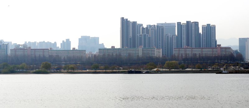 서울 서초구 한강변 아파트 단지 모습. 뉴스1