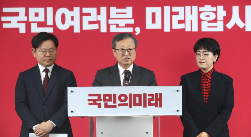 유일준 국민의미래 공천관리위원장이 18일 오후 서울 여의도 중앙당사에서 기자회견을 갖고 제22대 국회의원선거(총선) 비례대표 후보자 순번을 발표하고 있다. 사진&#x3D;뉴스1화상